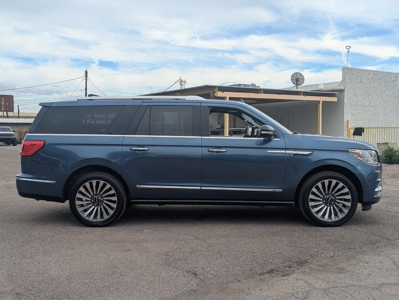 Used 2019 Lincoln Navigator L Reserve w/ Cargo Package AWD/4WD image 2