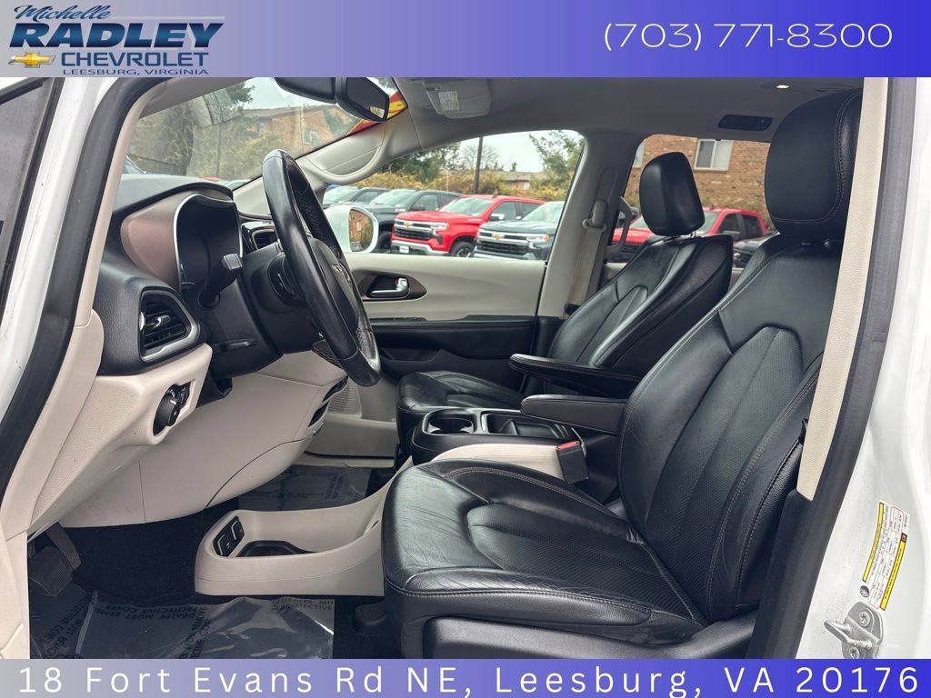 Used 2019 Chrysler Pacifica Touring-L image 16