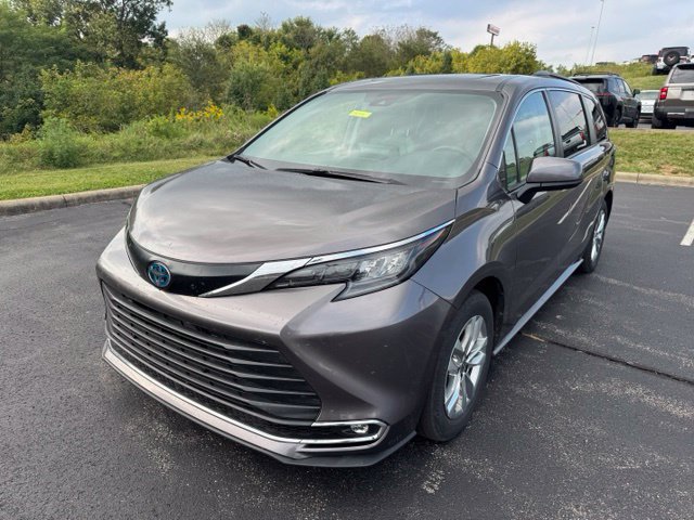 Used 2024 Toyota Sienna XLE w/ XLE Plus Package AWD/4WD image 7