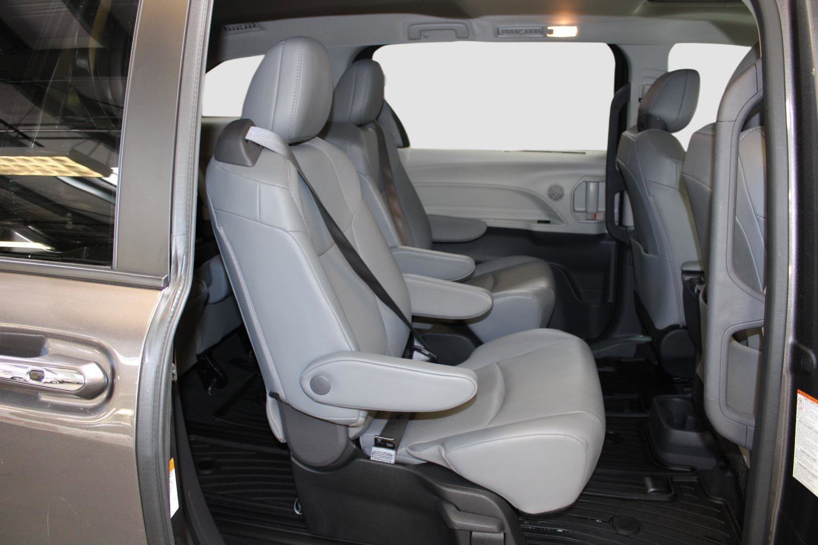 Used 2024 Toyota Sienna XLE AWD/4WD image 37