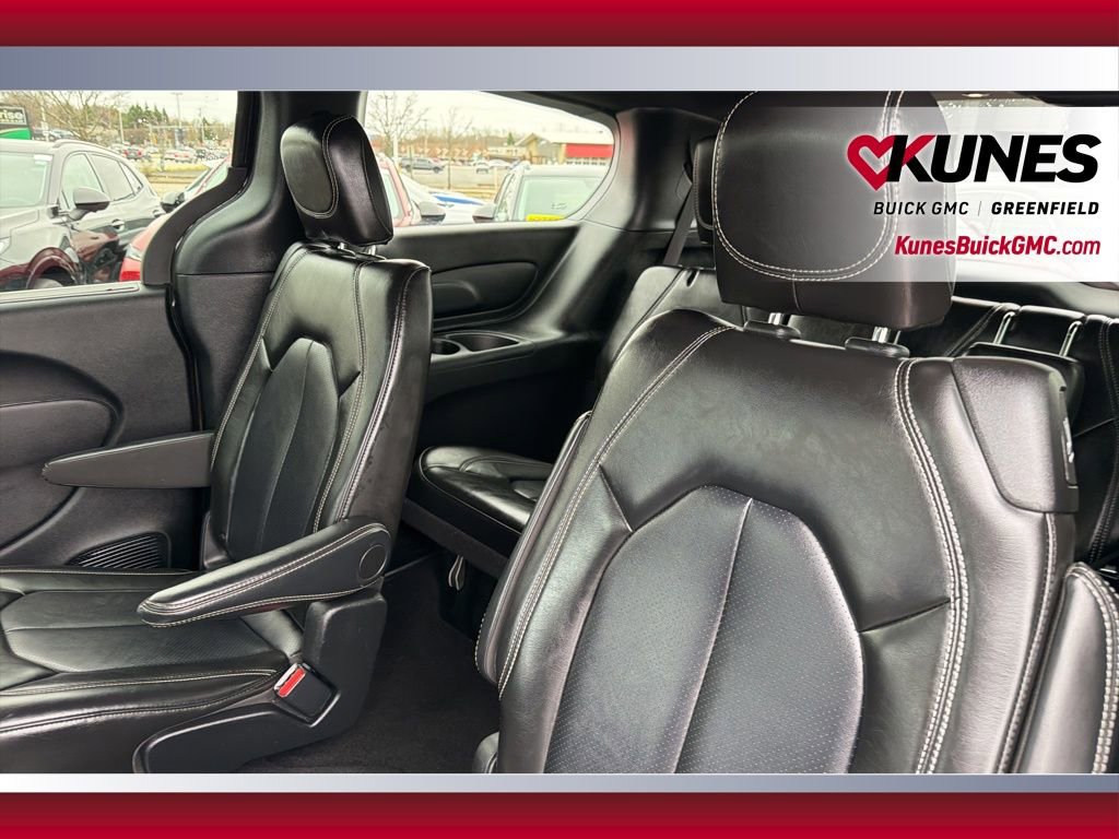Used 2025 Chrysler Pacifica Select image 37