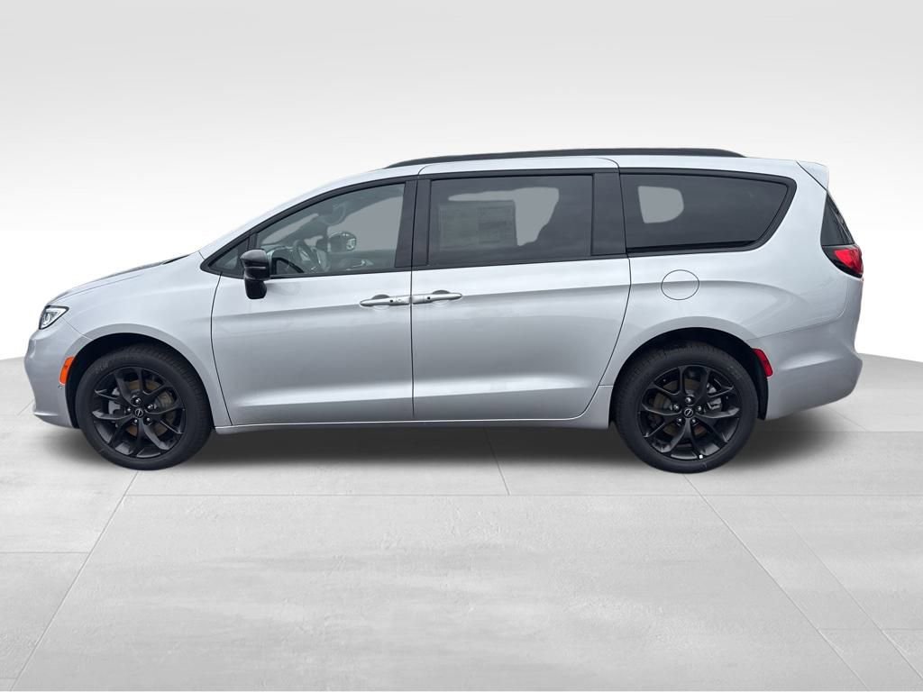 New 2026 Chrysler Pacifica Limited w/ S Appearance Package image 2