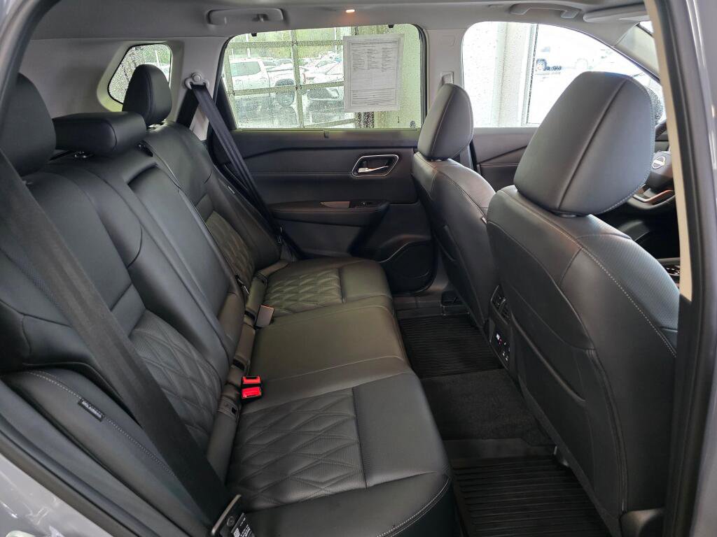 Used 2025 Nissan Rogue Platinum w/ Platinum Premium Package image 43