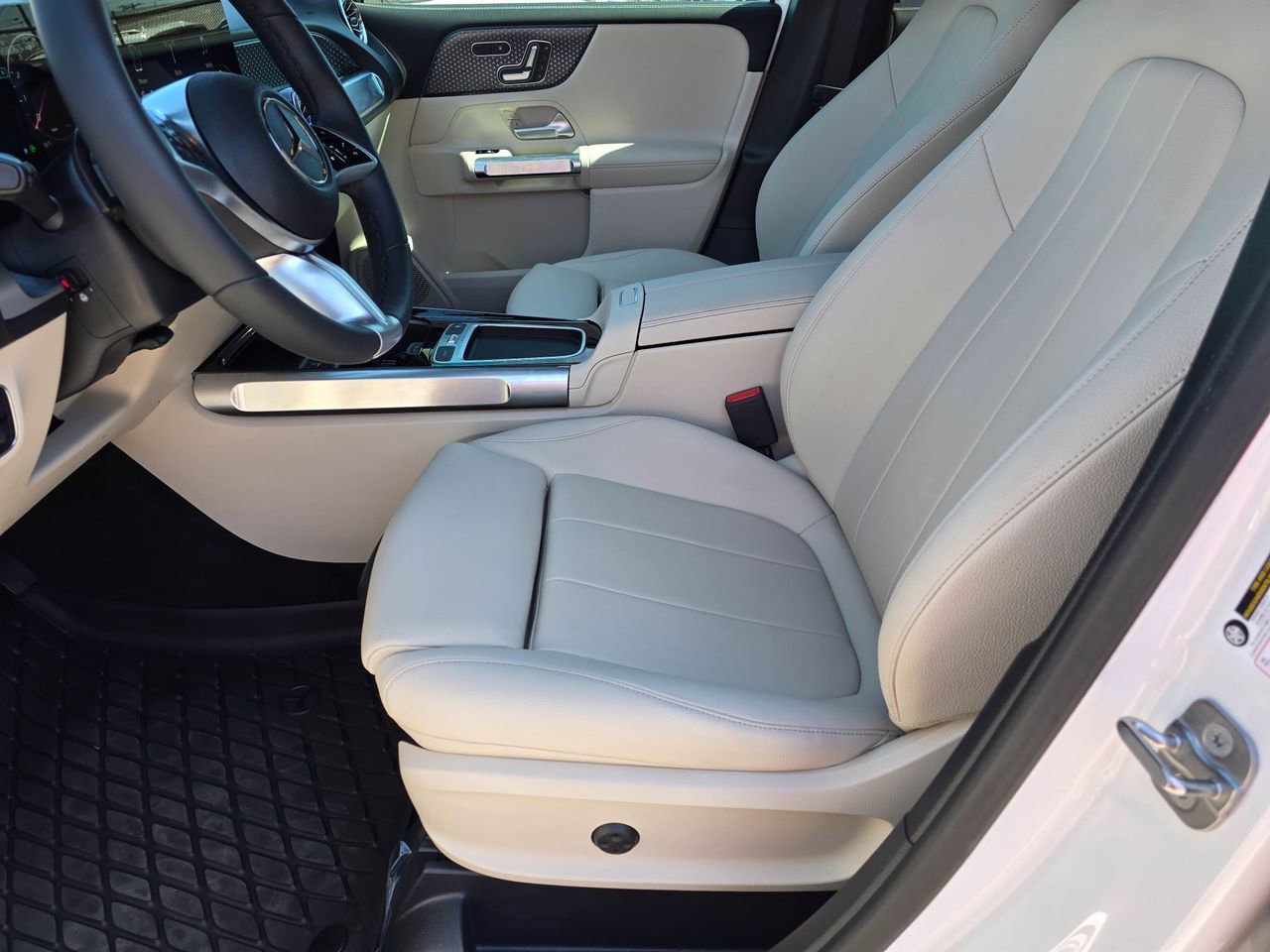 Used 2025 Mercedes-Benz GLB 250 4MATIC image 15