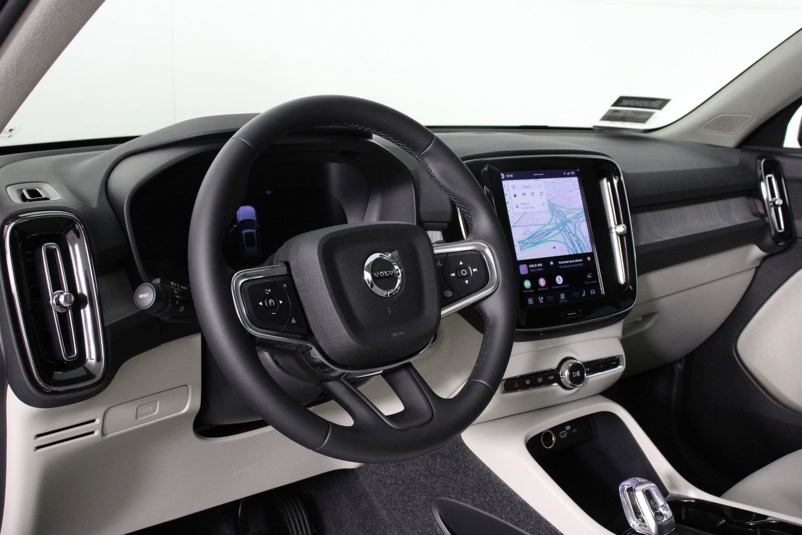 Certified 2026 Volvo XC40 B5 Plus w/ Protection Package Premier image 14