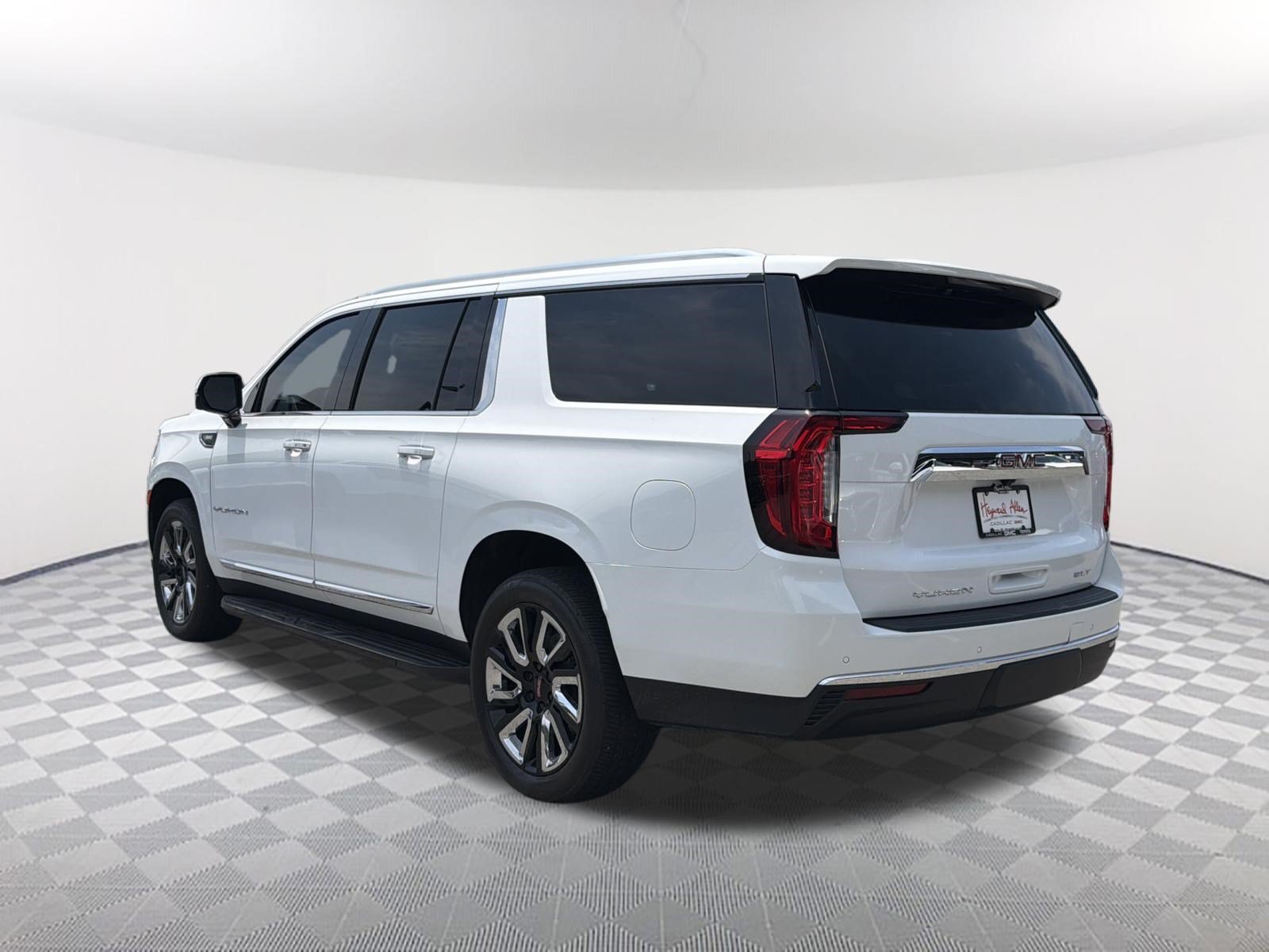 Certified 2021 GMC Yukon XL SLT w/ SLT Luxury Plus Package AWD/4WD image 3
