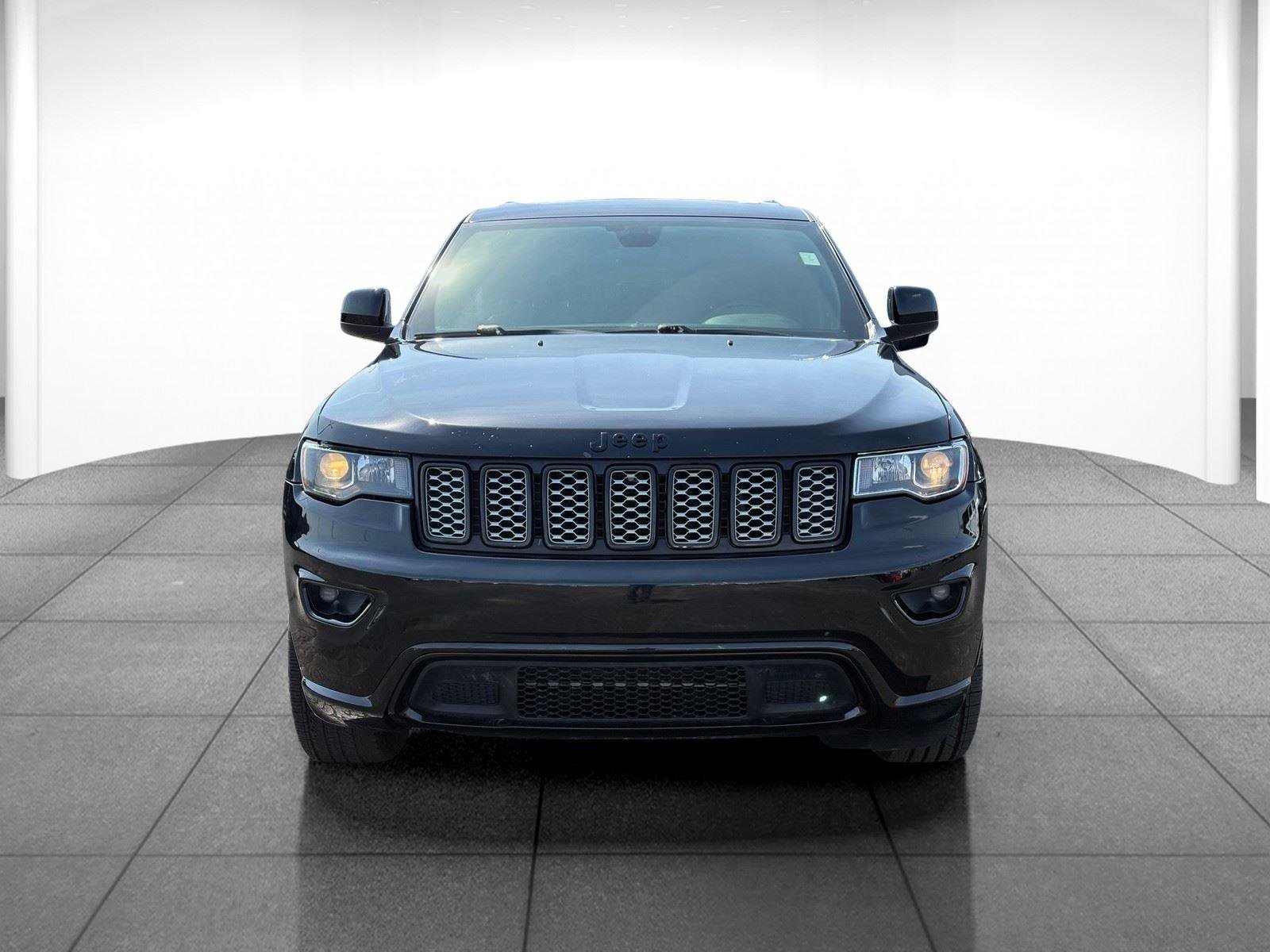 Used 2022 Jeep Grand Cherokee Laredo X image 2