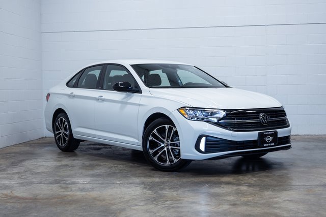 Used 2024 Volkswagen Jetta Sport image 4