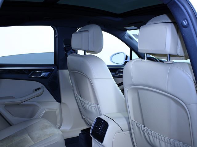 Certified 2018 Porsche Macan image 24