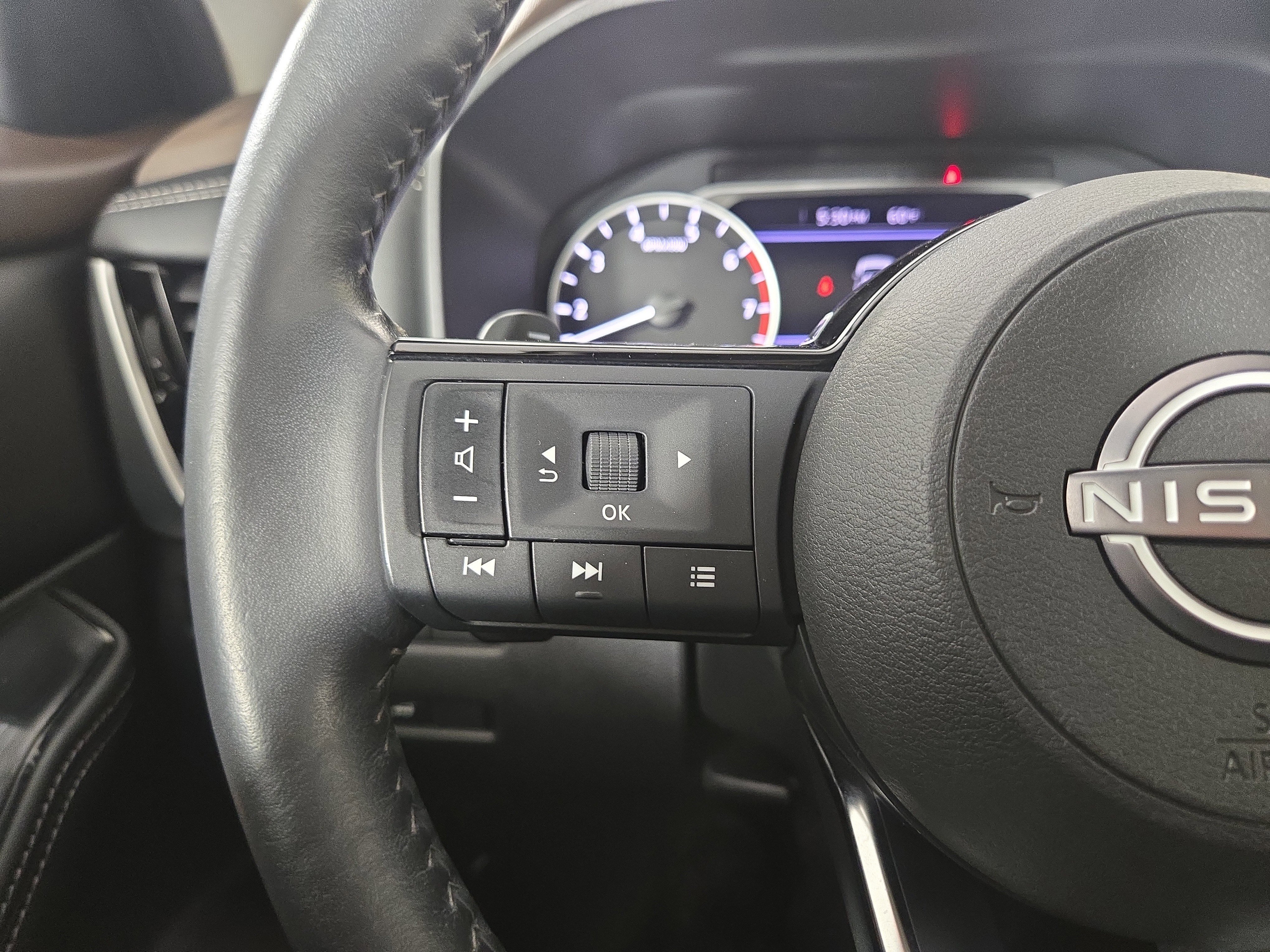 Used 2023 Nissan Rogue SL AWD/4WD image 16