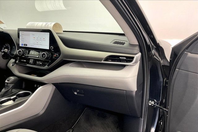Used 2024 Toyota Highlander XLE FWD image 16