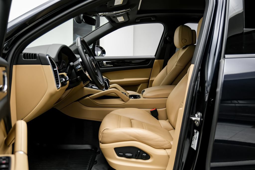 Used 2023 Porsche Cayenne w/ Premium Package AWD/4WD image 10