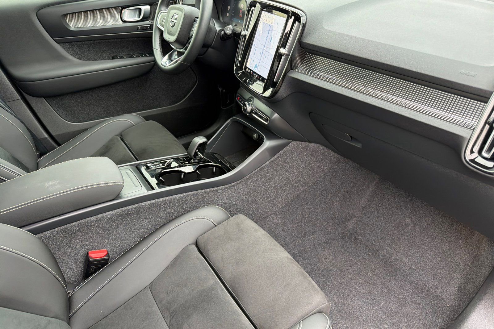 Used 2025 Volvo XC40 B5 Ultra w/ Climate Package image 16