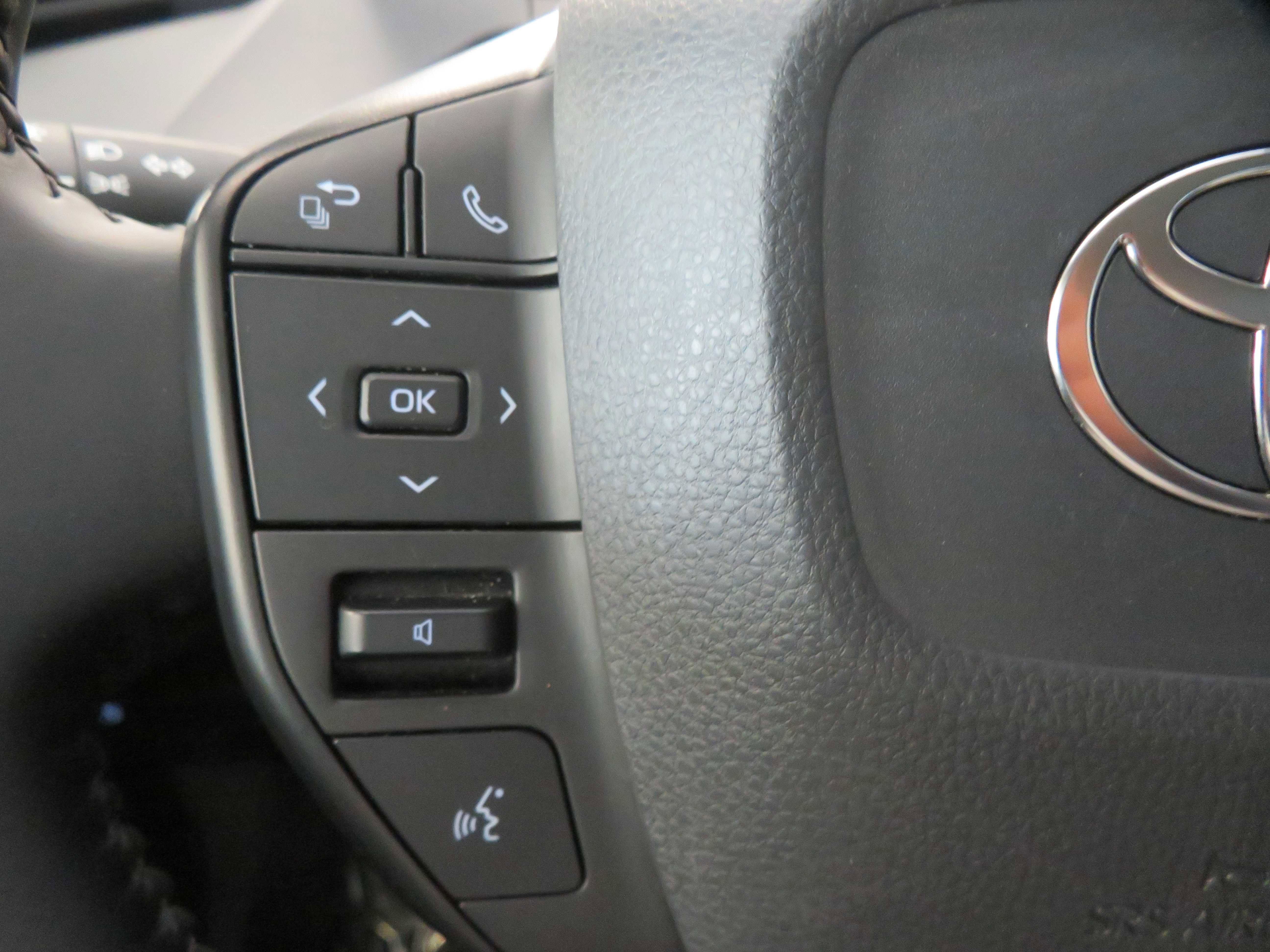 Used 2025 Toyota Prius LE image 40