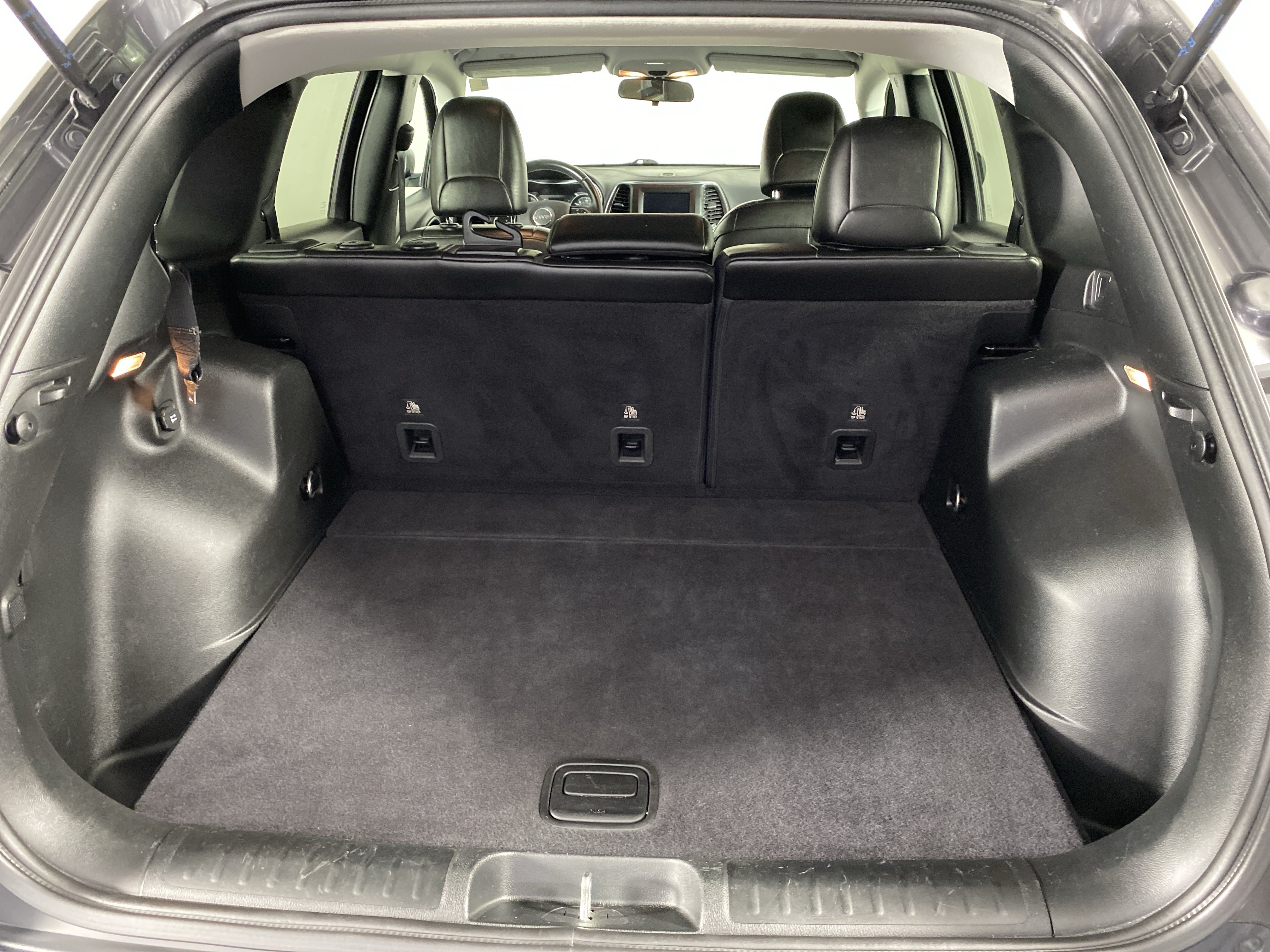 Used 2019 Jeep Cherokee Latitude Plus AWD/4WD image 30