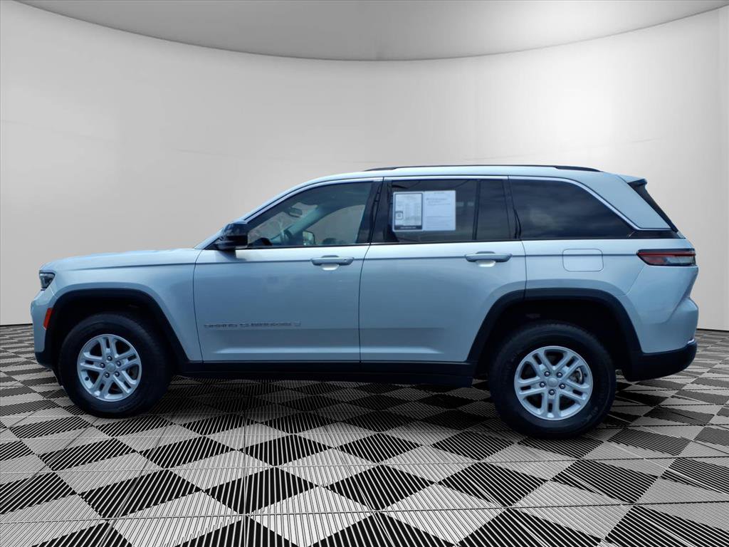 Used 2023 Jeep Grand Cherokee Laredo AWD/4WD image 24