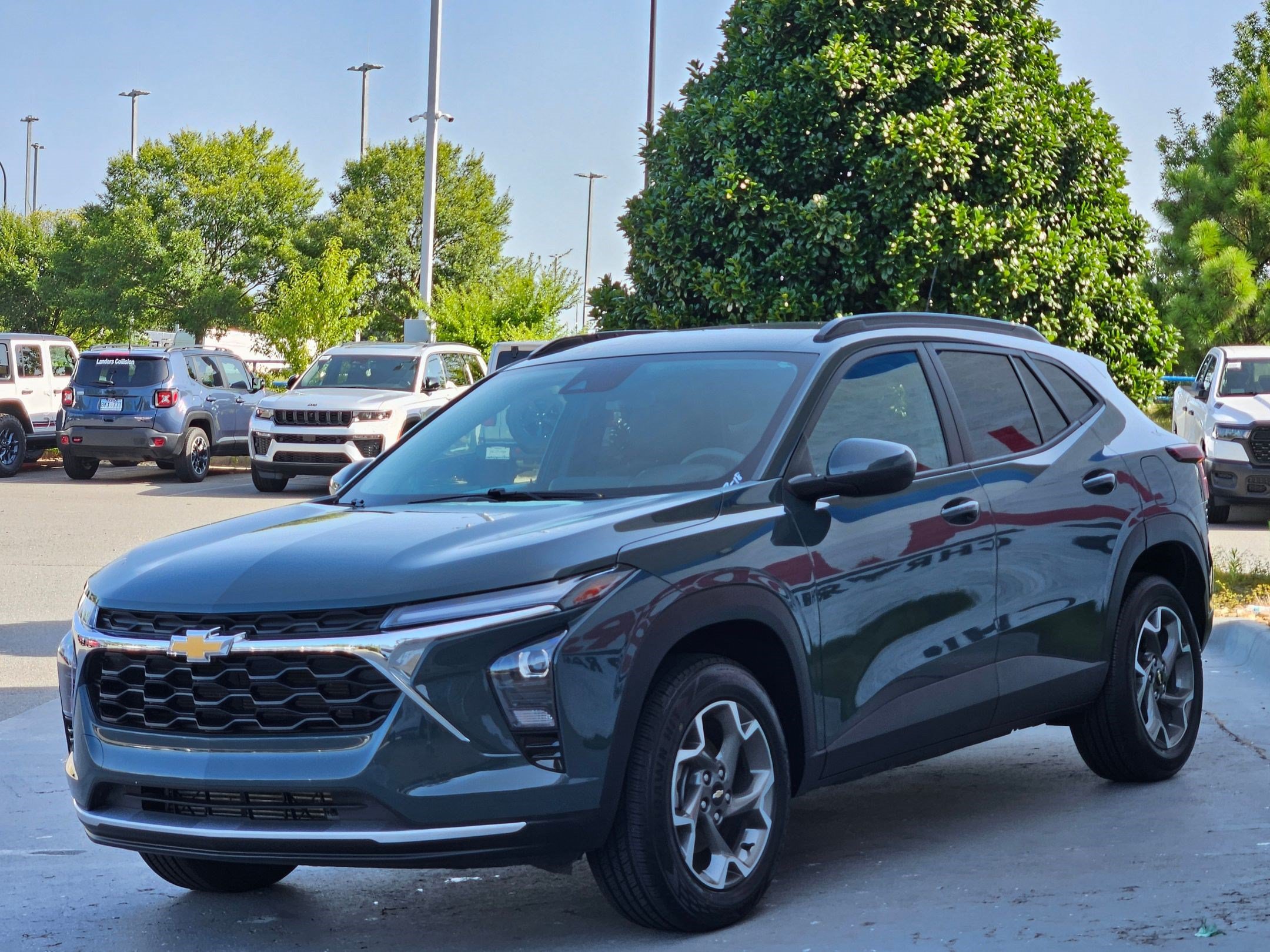 Used 2025 Chevrolet Trax LT FWD image 3