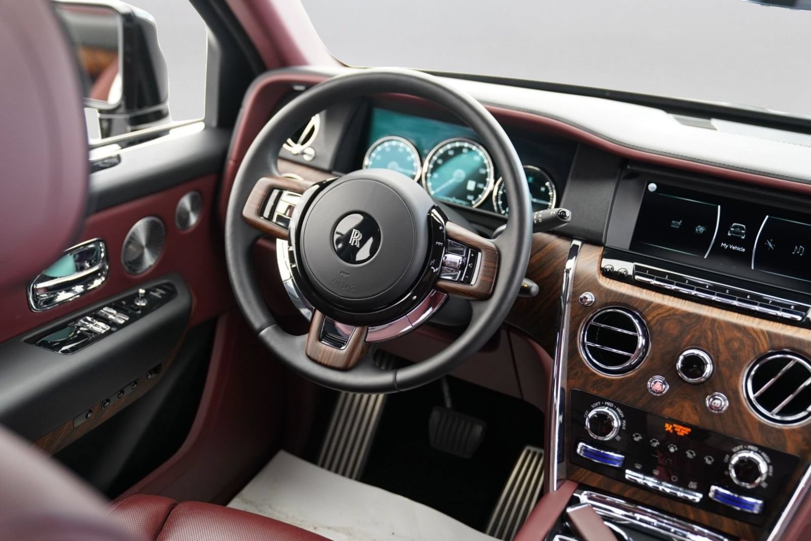 Certified 2020 Rolls-Royce Cullinan AWD/4WD image 25