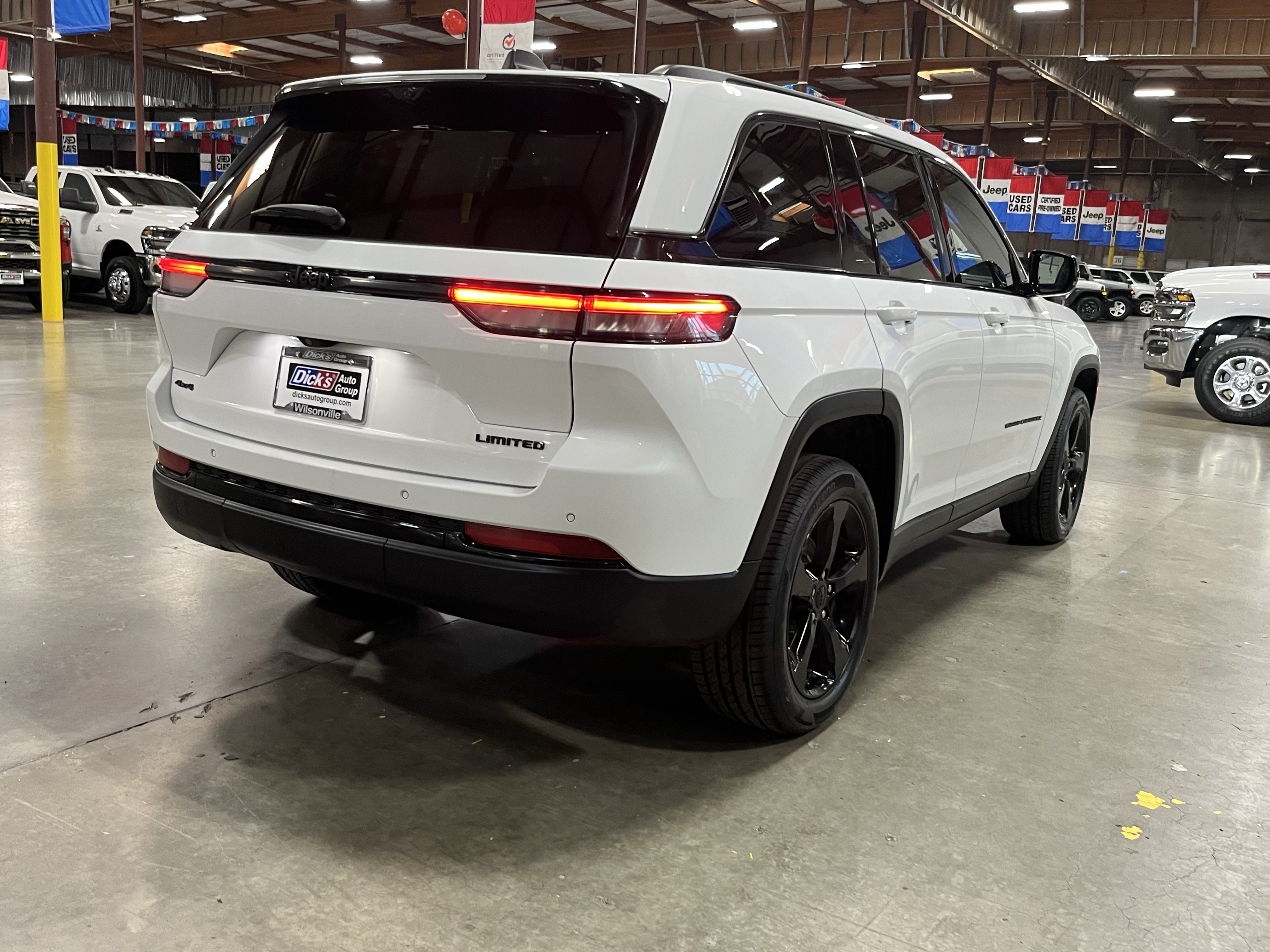 Used 2023 Jeep Grand Cherokee Limited w/ Luxury Tech Group II AWD/4WD image 5