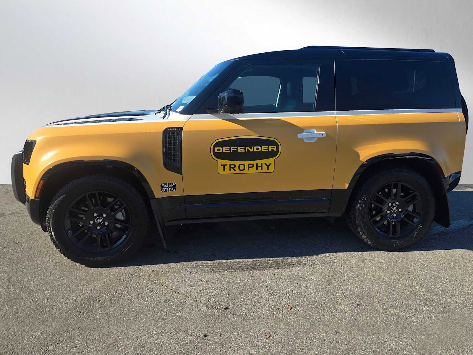 Used 2023 Land Rover Defender 90 X-Dynamic SE image 2