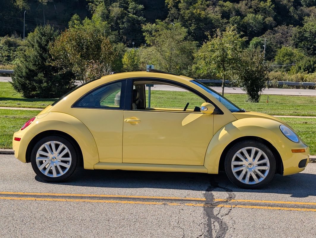 Used 2008 Volkswagen Beetle SE FWD image 5