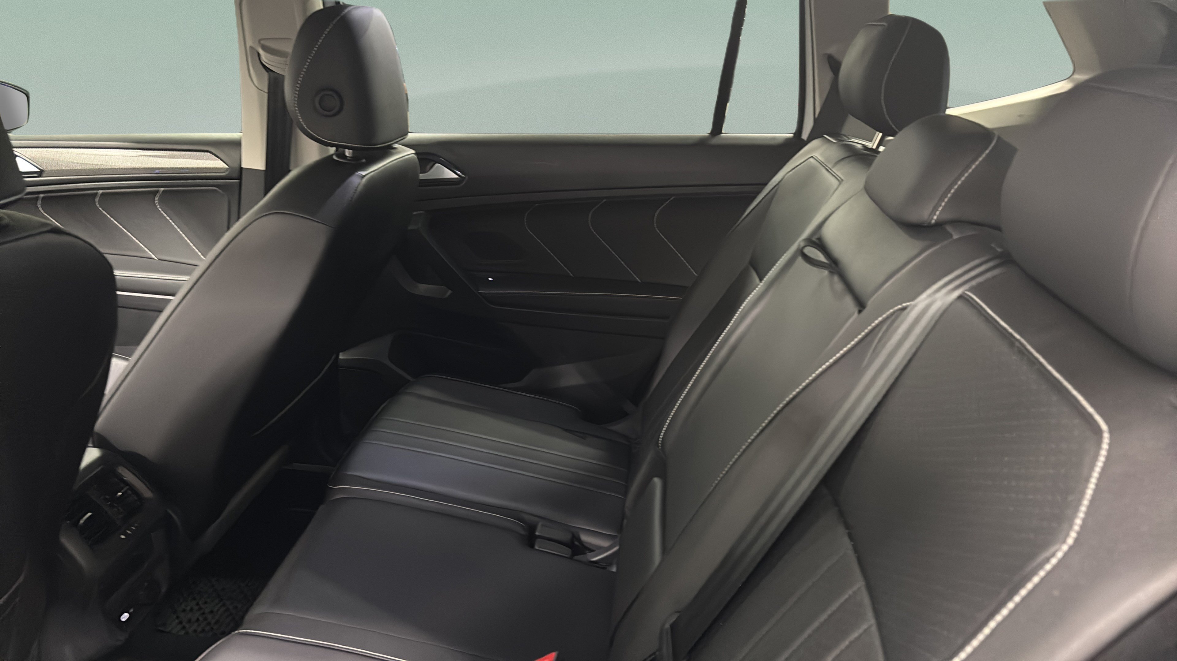 Used 2024 Volkswagen Tiguan SE FWD image 13