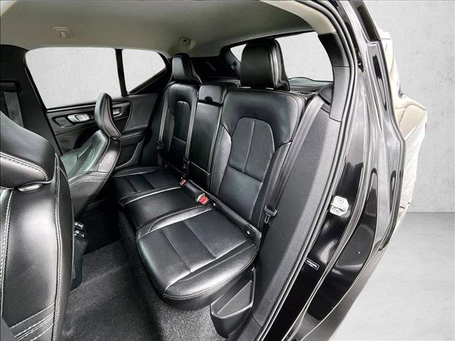 Used 2021 Volvo XC40 T4 Momentum w/ Premium Package image 28