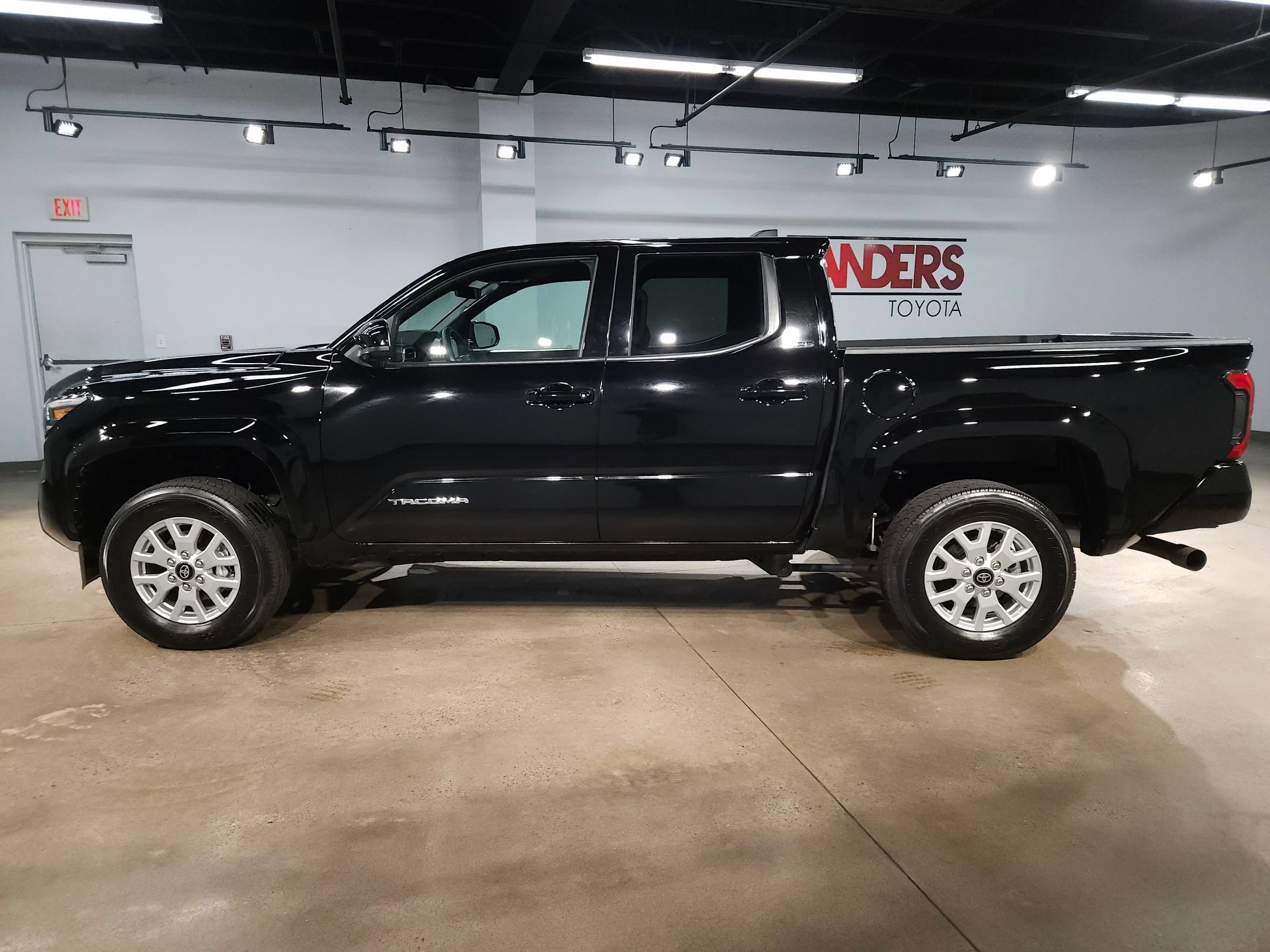 Used 2025 Toyota Tacoma SR5 AWD/4WD image 4