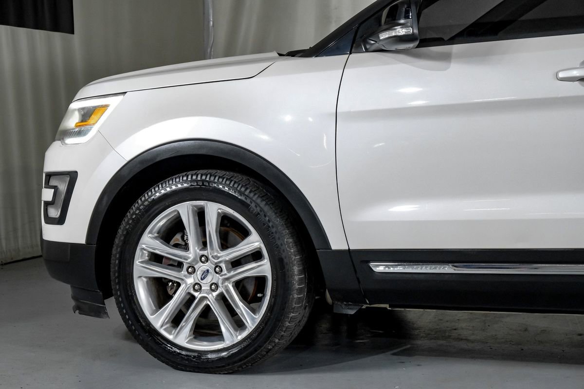 Used 2017 Ford Explorer XLT w/ Equipment Group 202A FWD image 12