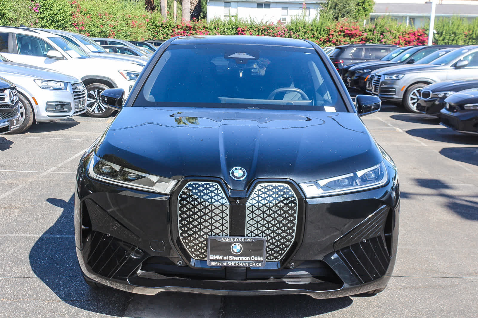 Used 2024 BMW iX xDrive50 w/ Sport Package AWD/4WD image 2