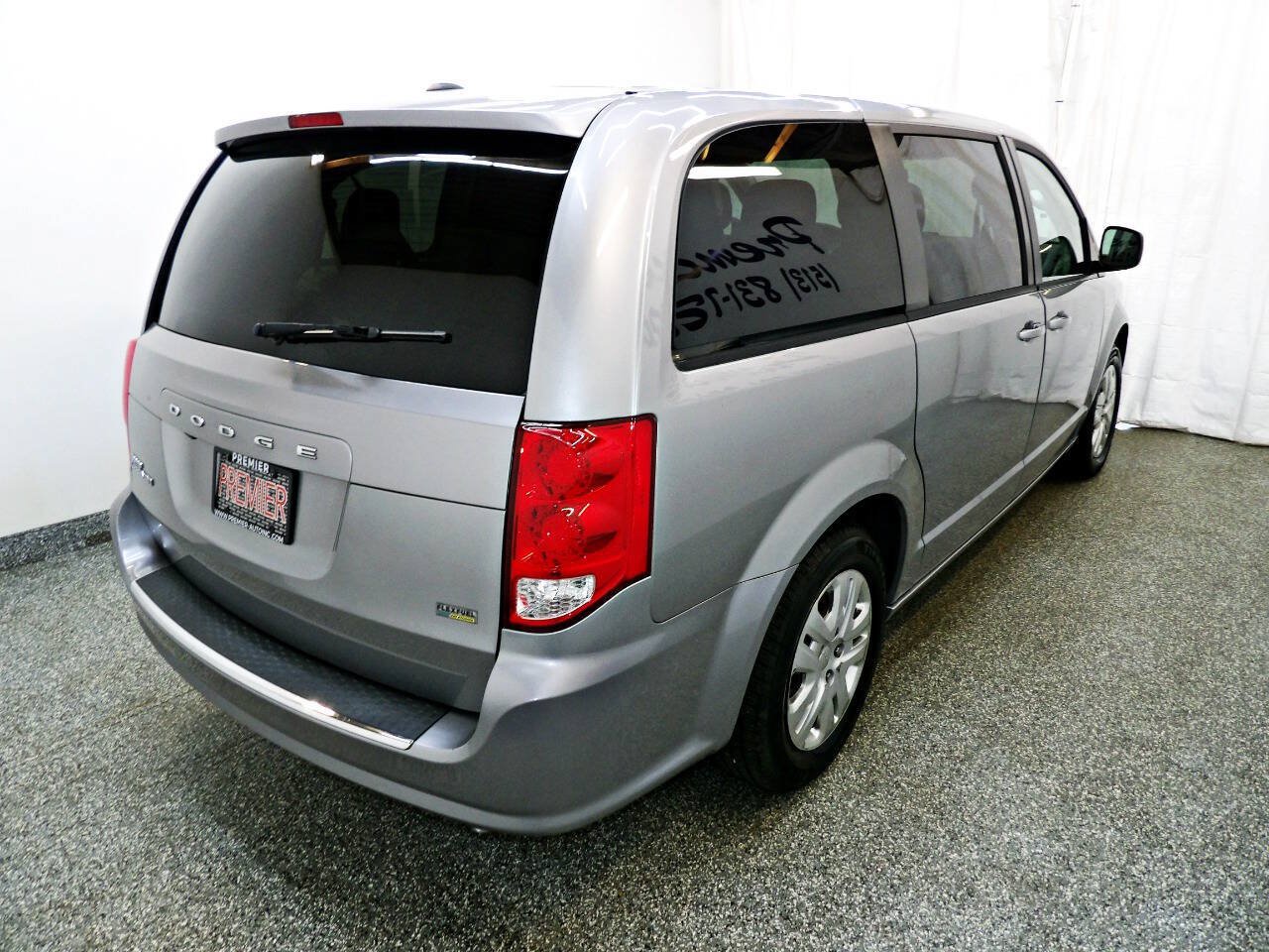 Used 2018 Dodge Grand Caravan SE w/ UConnect Hands-Free Group FWD image 6
