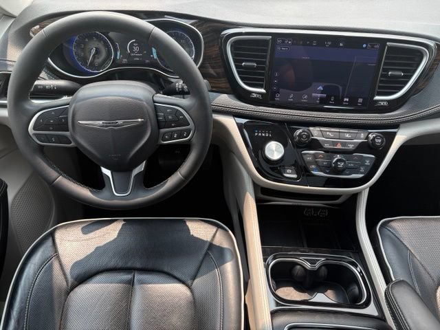 Used 2023 Chrysler Pacifica Limited FWD image 3