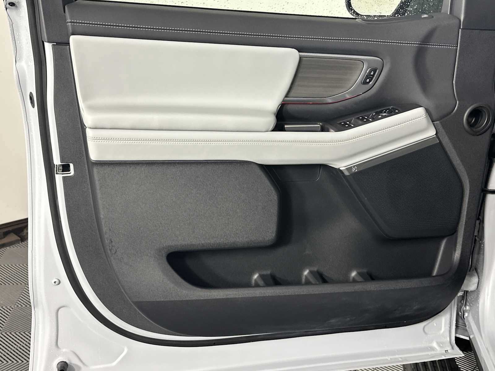 Used 2025 Ford Expedition Platinum image 10