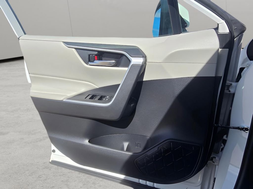 Used 2021 Toyota RAV4 XLE w/ Convenience Package image 19