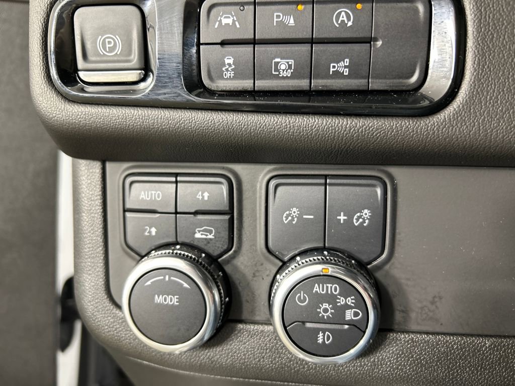 Used 2025 GMC Yukon Denali AWD/4WD image 13