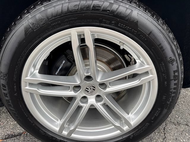 Used 2025 Porsche Macan AWD/4WD image 10