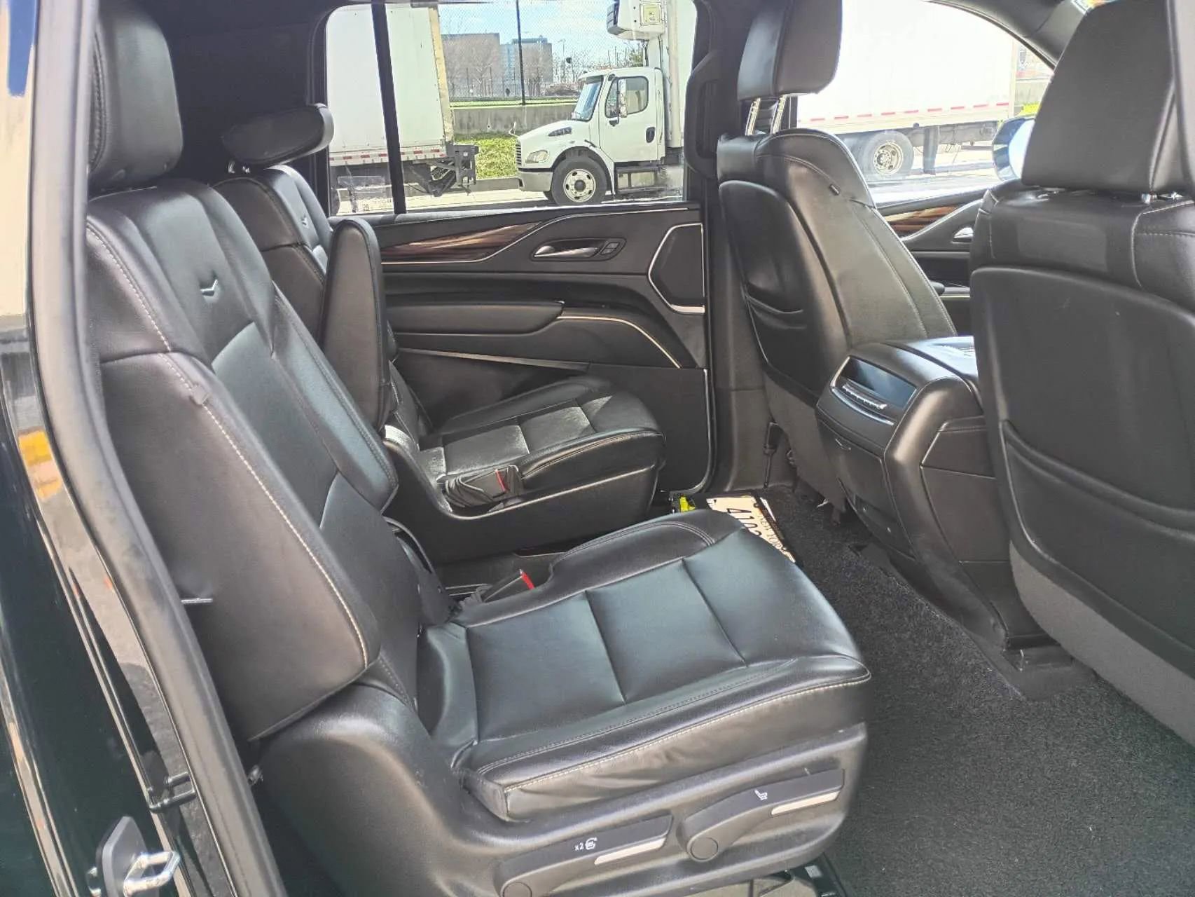 Used 2023 Cadillac Escalade ESV Luxury image 18