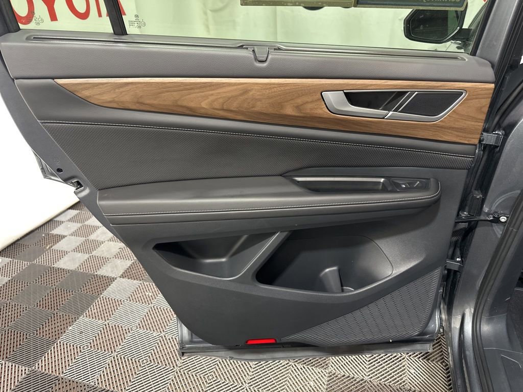 Used 2025 Volkswagen Atlas SE AWD/4WD image 17