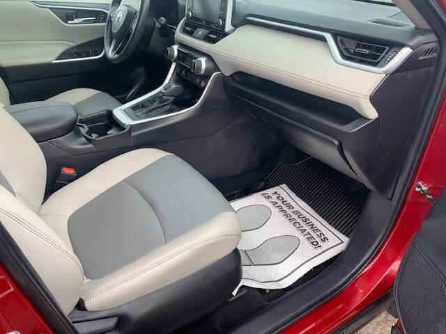 Used 2021 Toyota RAV4 XLE Premium image 10
