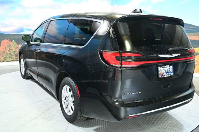 Used 2023 Chrysler Pacifica Touring-L image 11