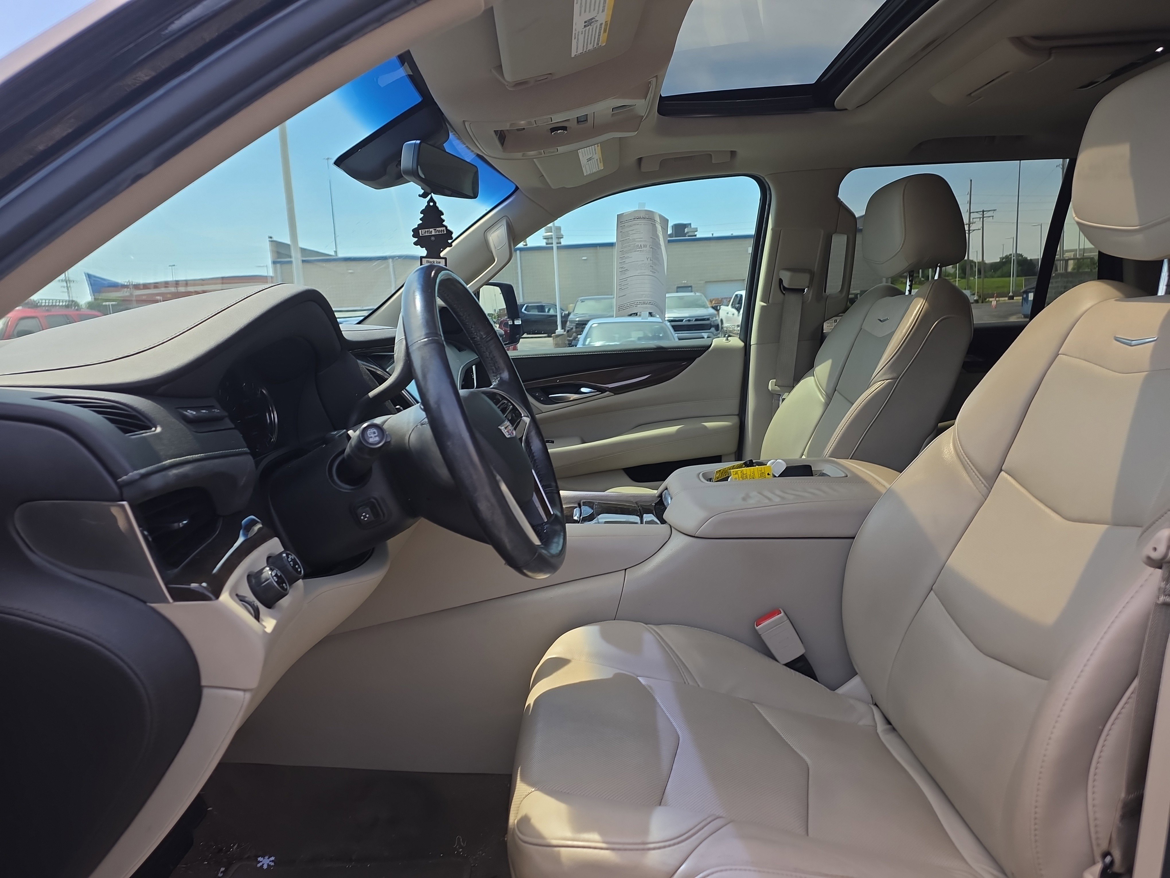 Used 2018 Cadillac Escalade Luxury AWD/4WD image 13