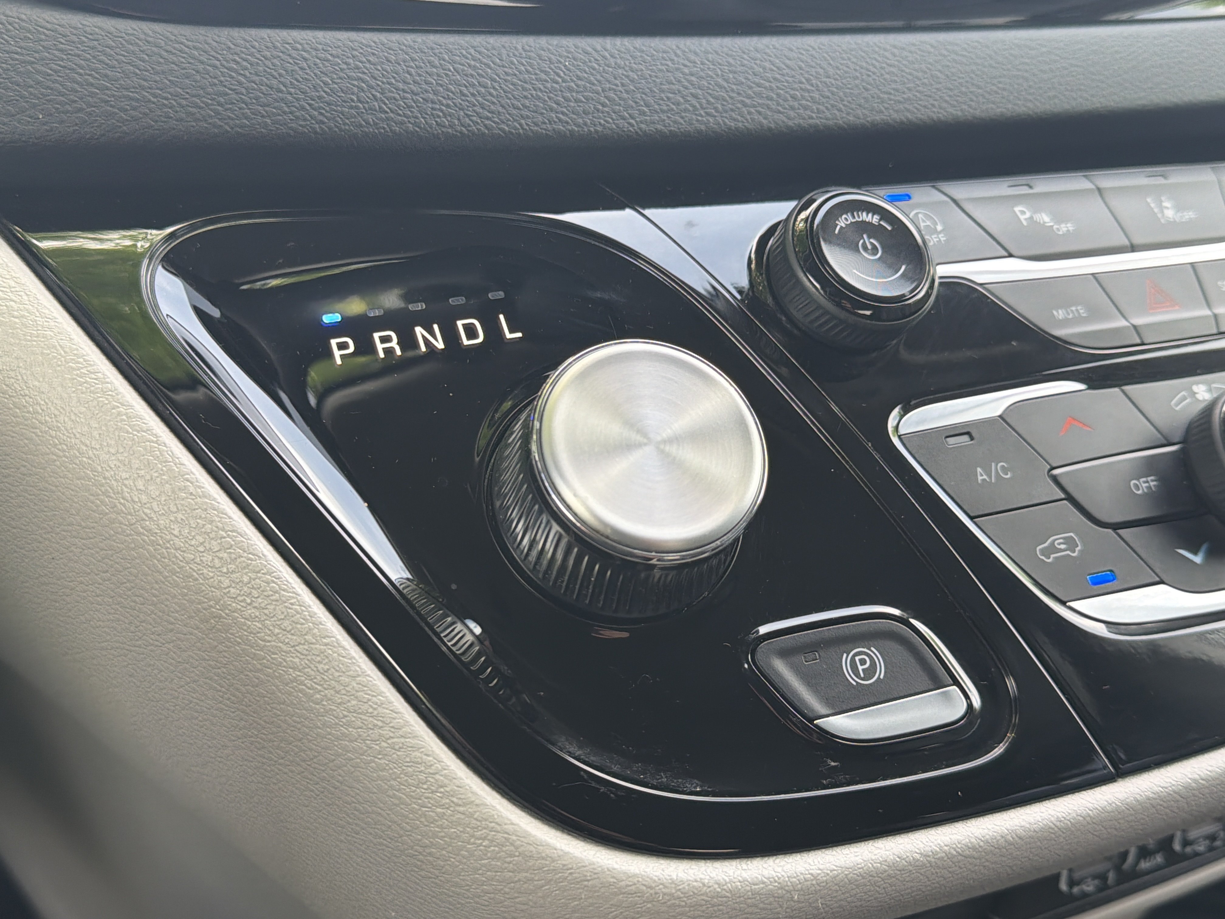 Used 2024 Chrysler Pacifica Touring-L FWD image 16