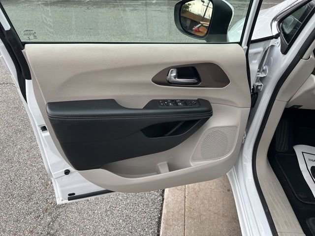 Certified 2023 Chrysler Voyager LX image 25