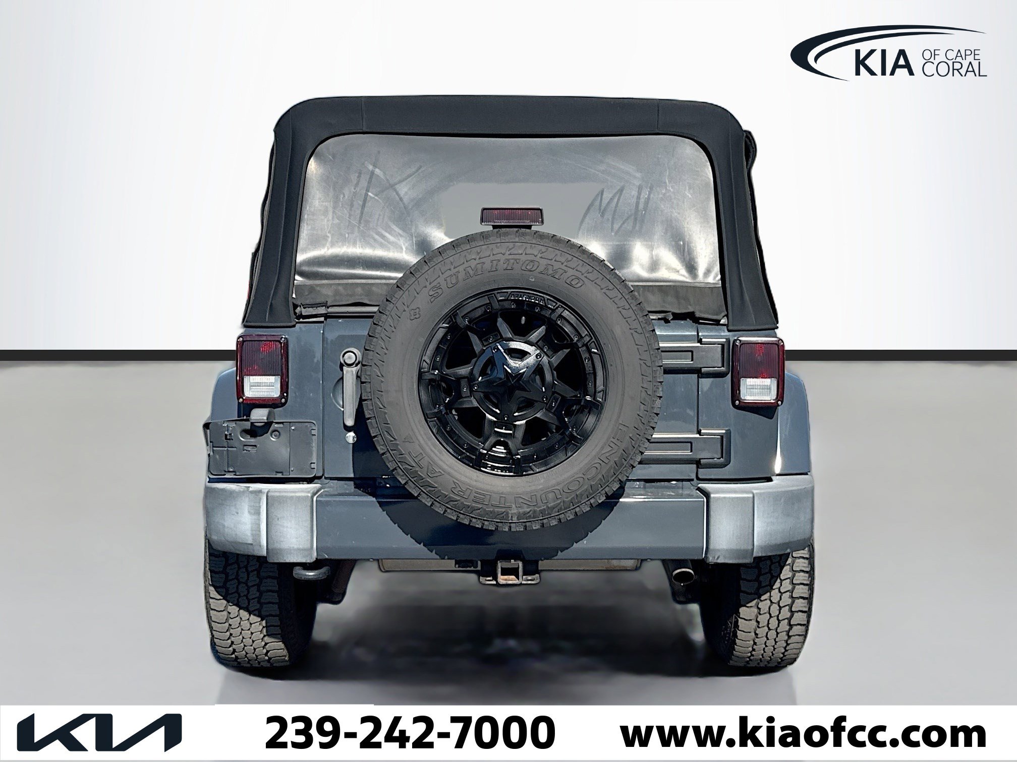 Used 2017 Jeep Wrangler Unlimited Sahara w/ Connectivity Group image 4