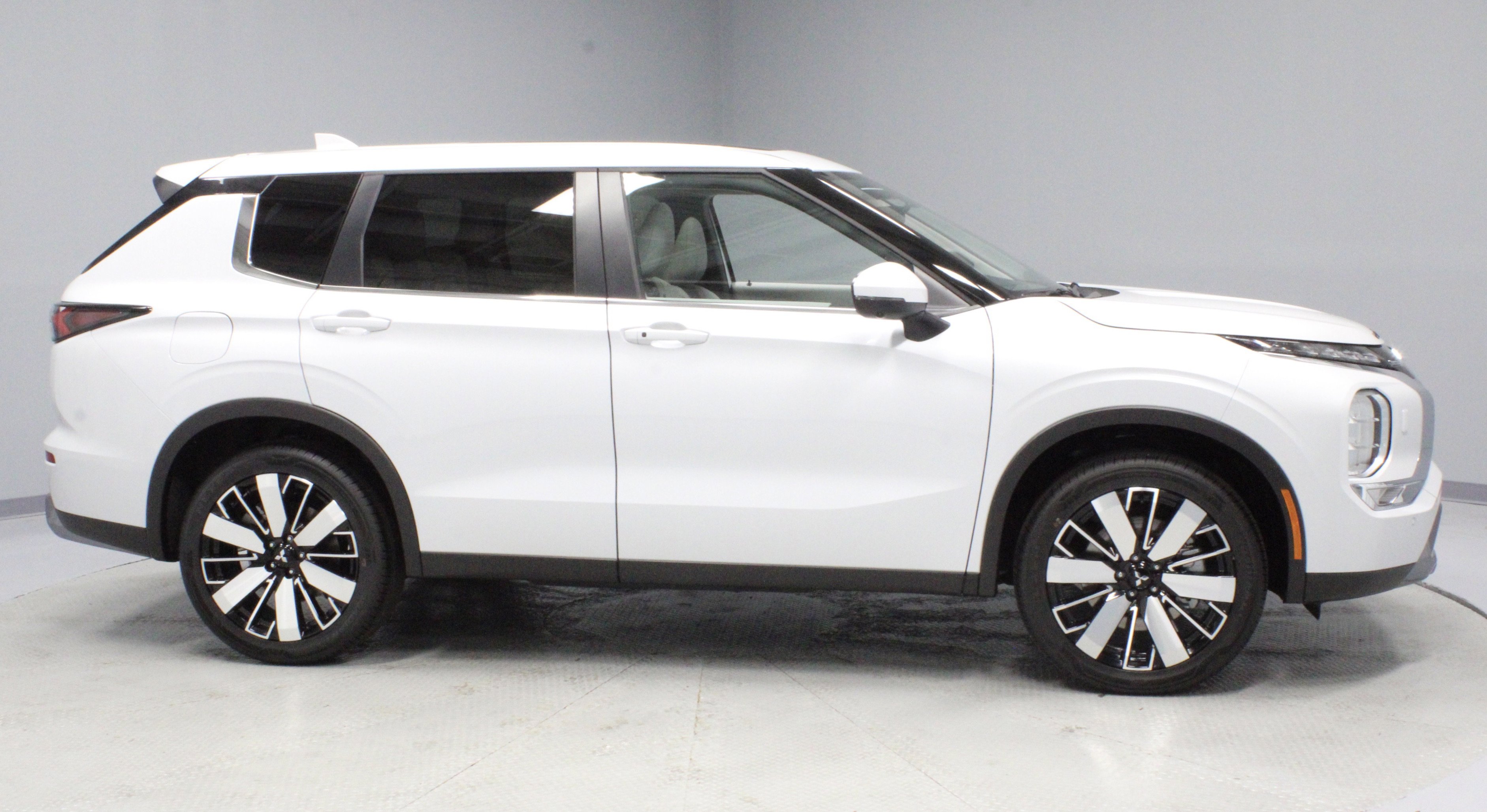 New 2025 Mitsubishi Outlander SE image 9