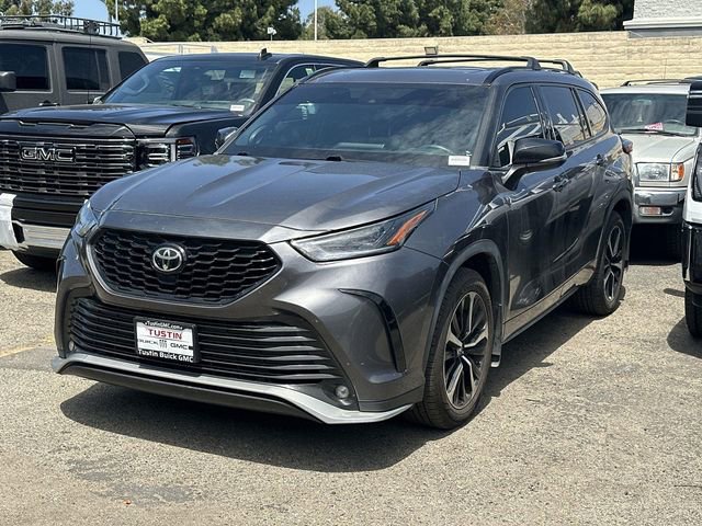 Used 2021 Toyota Highlander XSE FWD image 3
