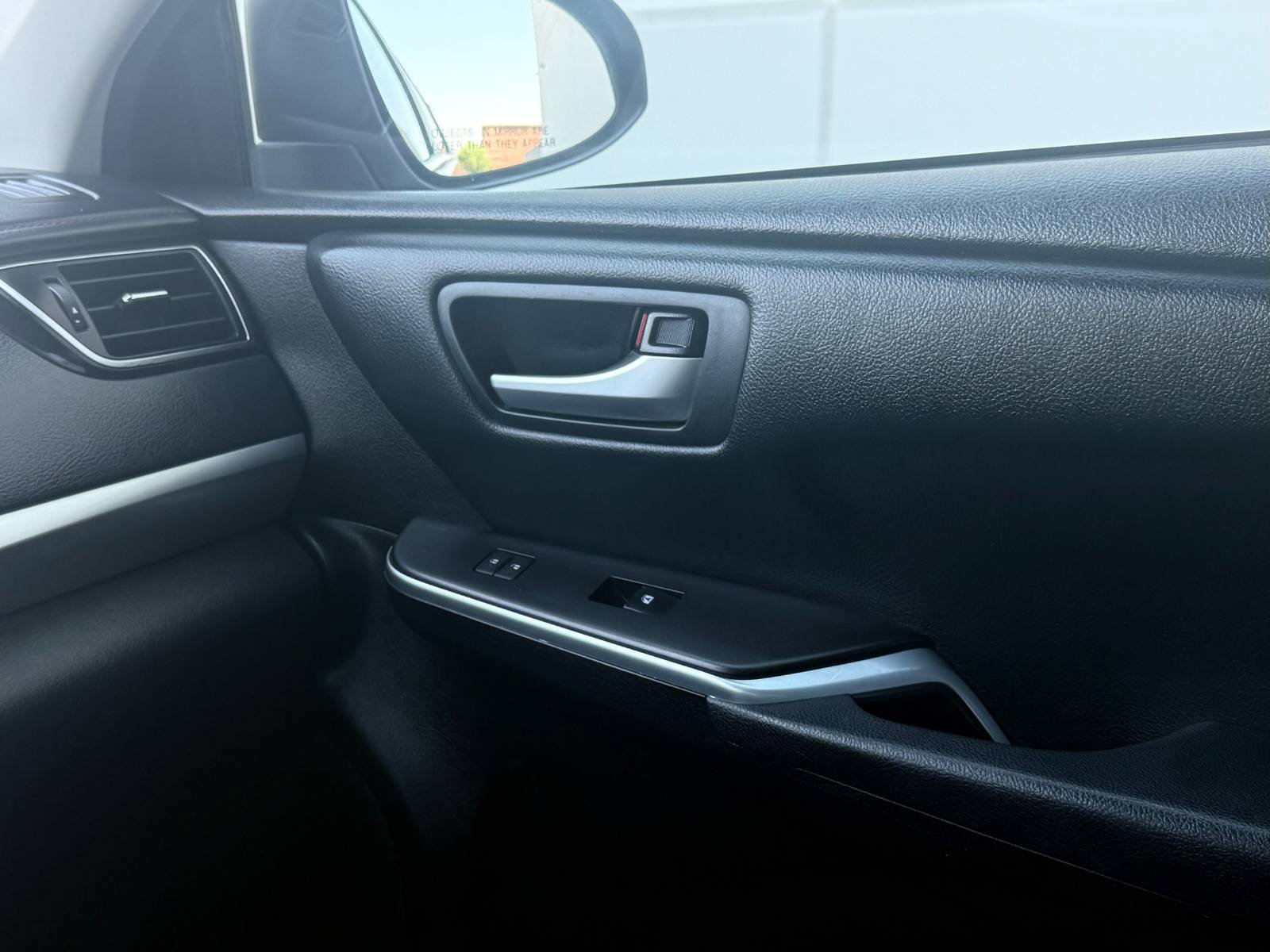 Used 2015 Toyota Camry SE FWD image 25