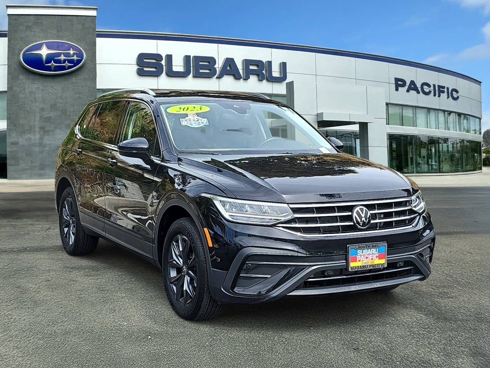 Used 2023 Volkswagen Tiguan SE FWD image 1