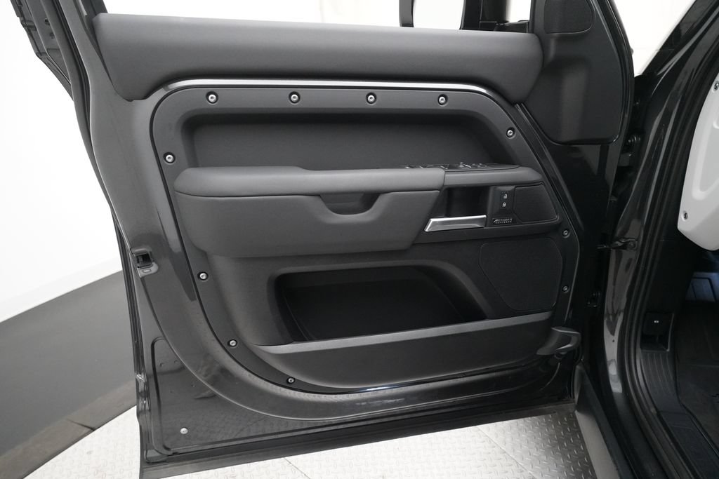 Used 2025 Land Rover Defender 110 X-Dynamic SE AWD/4WD image 26