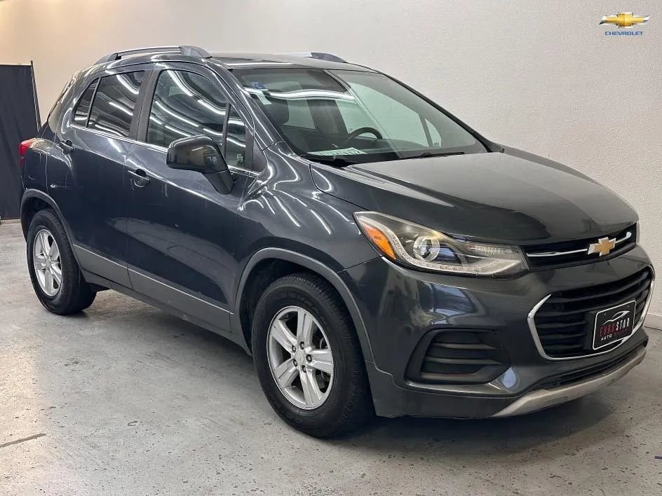 Used 2017 Chevrolet Trax LT w/ Driver Confidence Package FWD image 1